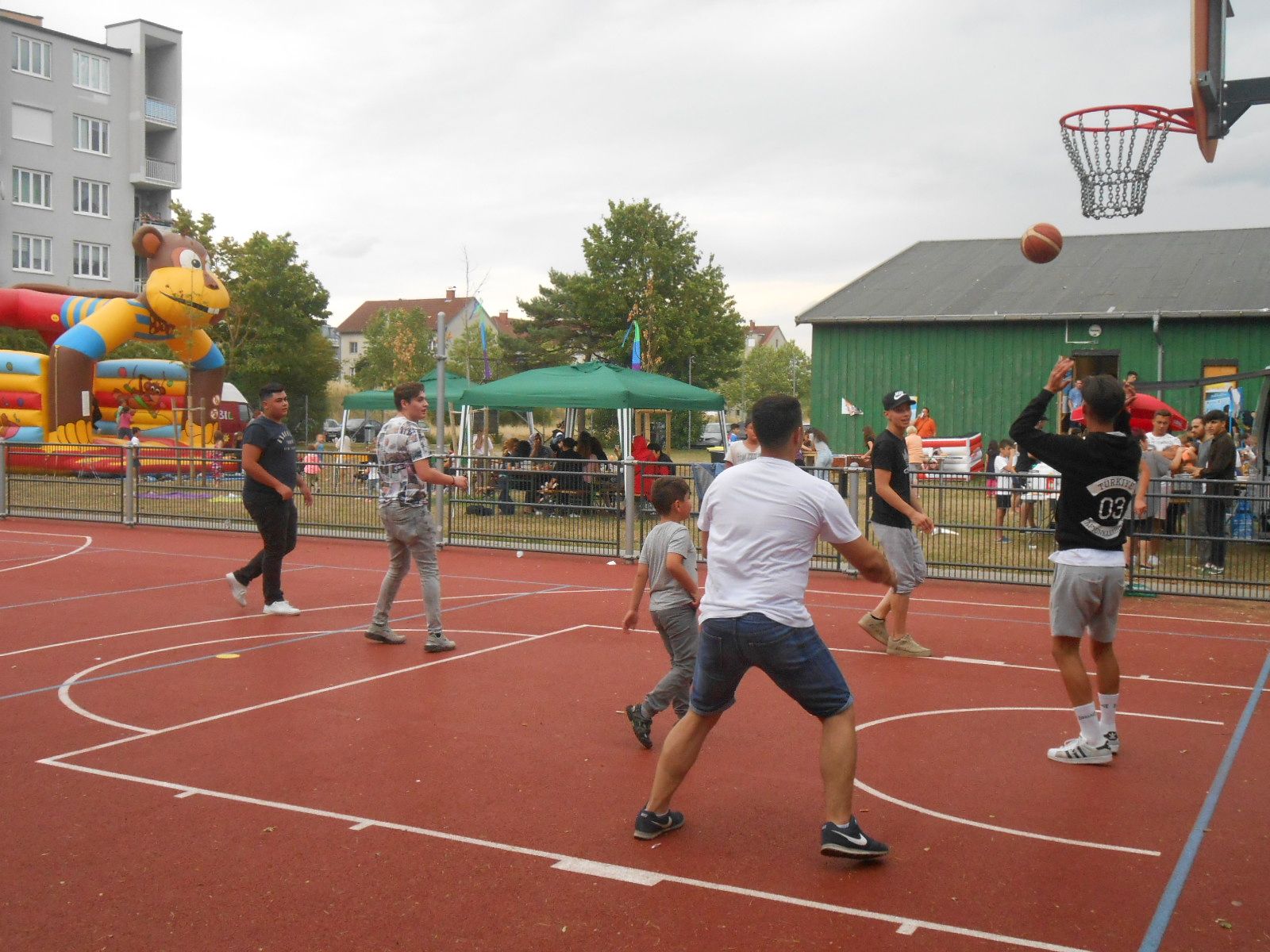 Jugendliche spielen Basketball