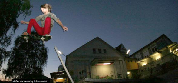 Lokalbahnhof mit Skateboard und Person